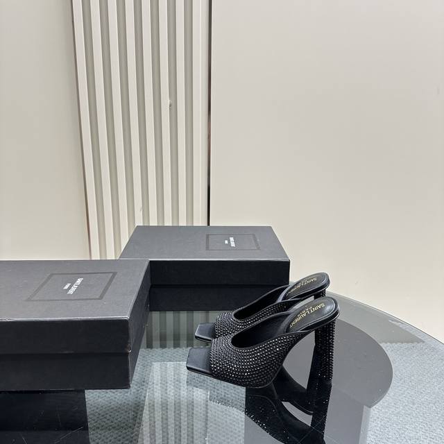 Ysl 圣罗兰ss2024夏季新品 鱼嘴烫钻高跟 走秀款高跟凉半拖 2024全新春夏系列后带方扣高跟凉鞋 ！ 尖头高跟拖鞋淡淡的夏日里怎么少得了一双仙女鞋 各种